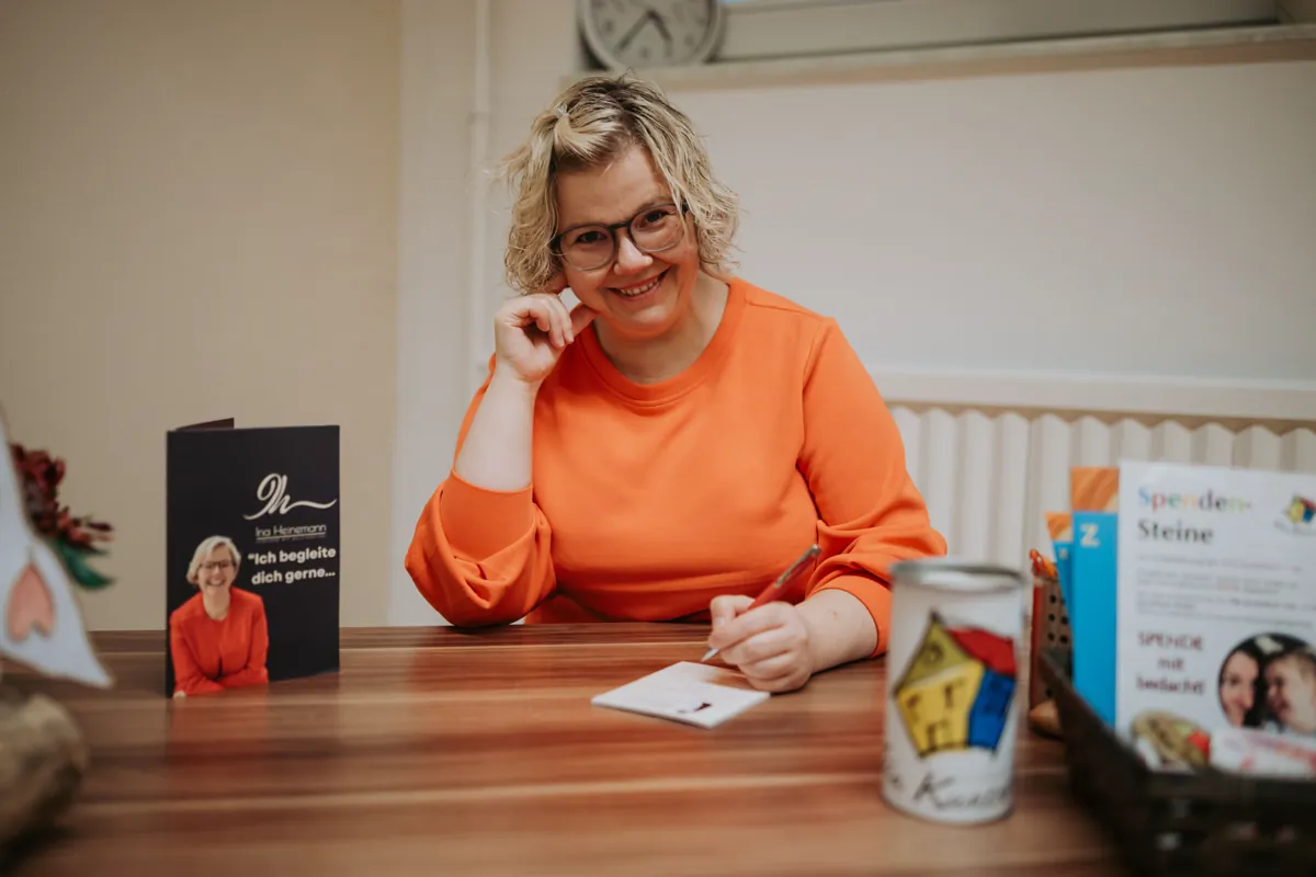 Ina Heinemann an ihrem Schreibtisch